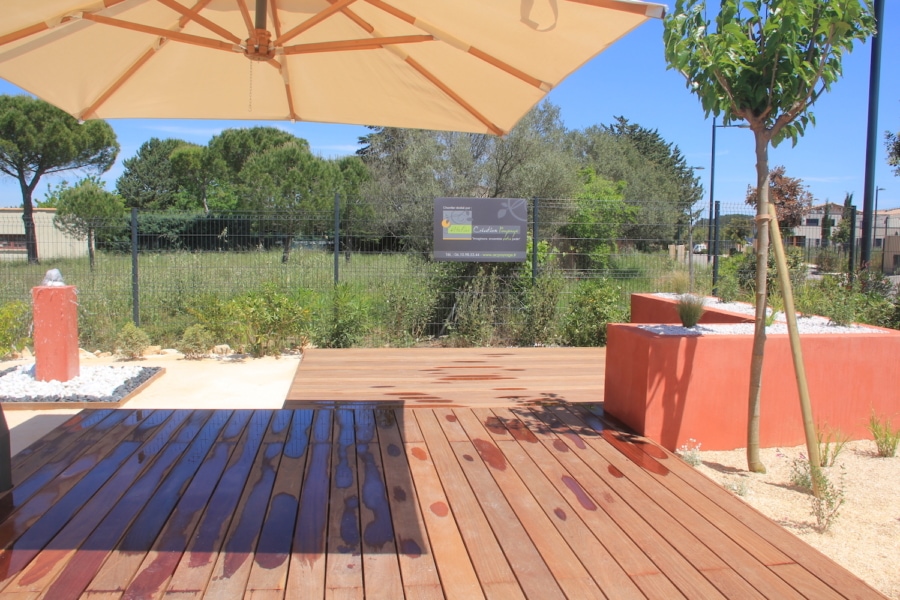 Paysagiste montarnaud 34 : réalisation d'une terrasse ipé, jardinières et fontaine en béton teinté dans la masse